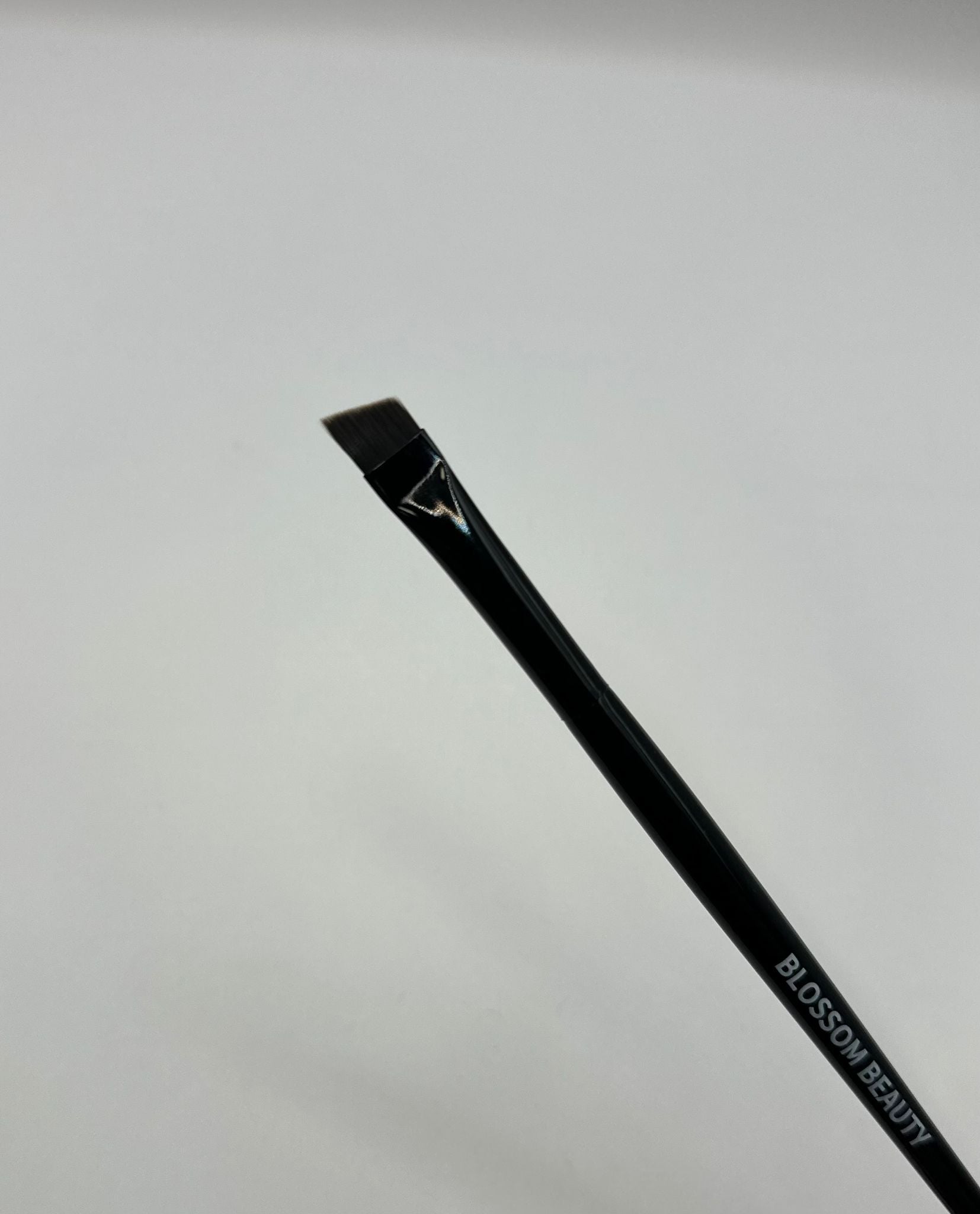 Cepillo para cejas en ángulo
