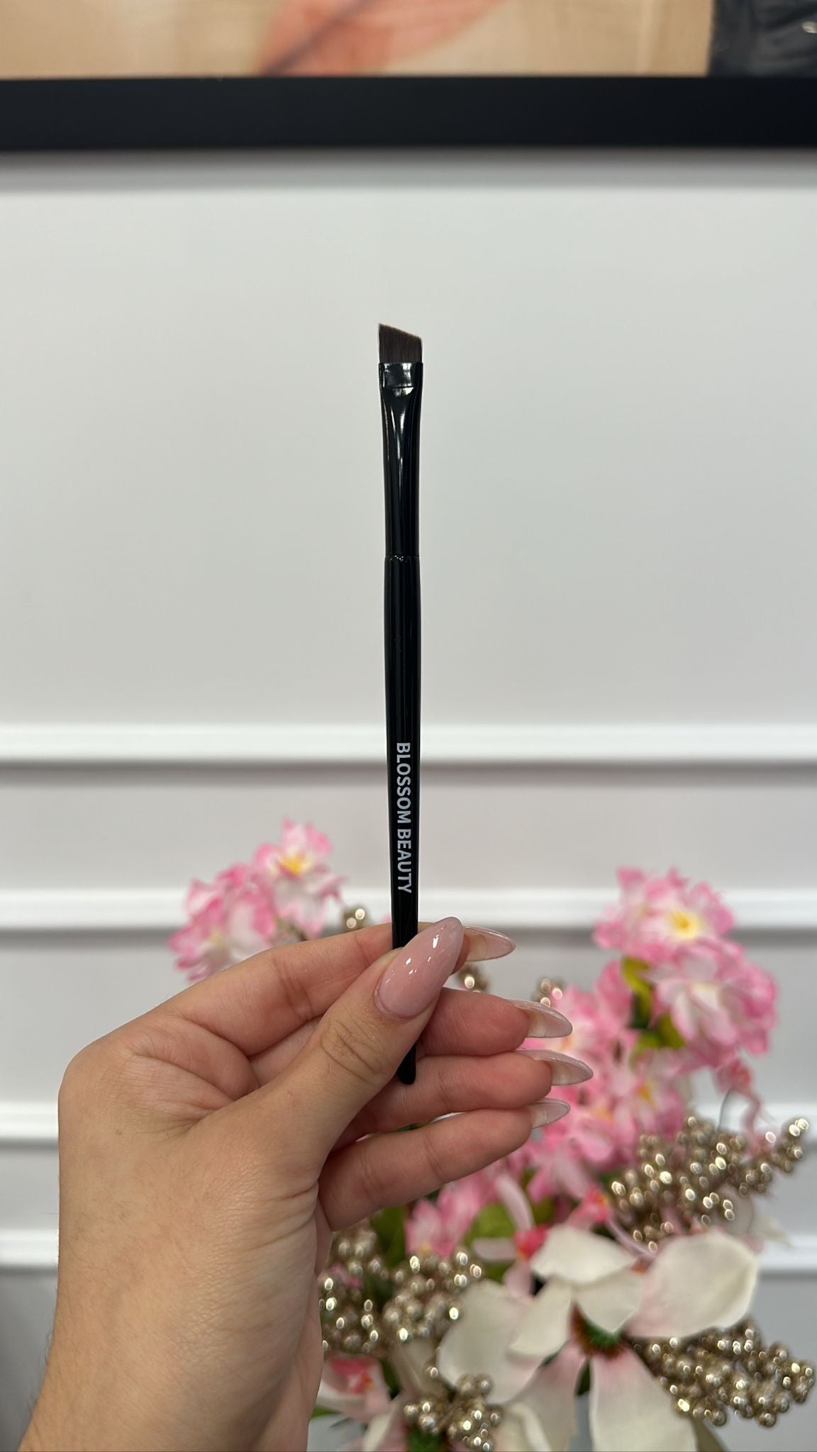 Cepillo para cejas en ángulo